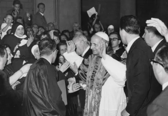 Paolo VI con i fedeli |  | vatican.va