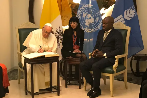 Papa Francesco firma il libro d'onore dell'IFAD. A fianco a lui il presidente IFAD Gilbert Houngbo / Holy See Press Office