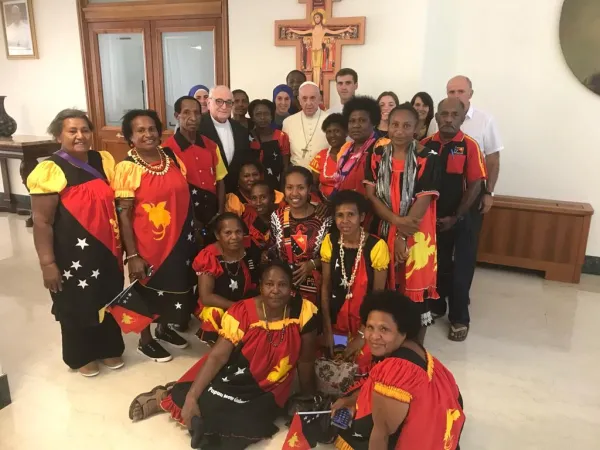 Papa Francesco e i fedeli di Papua Nuova Guinea | Papa Francesco con i fedeli di Papua Nuova Guinea, Domus Sanctae Marthae, 30 luglio 2019 | Sala Stampa della Santa Sede
