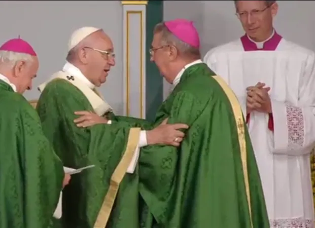 Il Papa abbraccia l'arcivescovo di Dublino, Martin |  | 