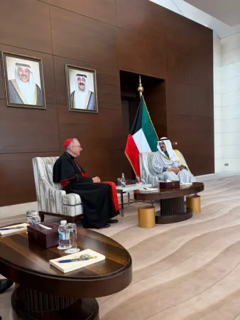 Parolin in Kuwait | Il cardinale Parolin con il primo ministro kuwaitiano Al Sabah | X - Terza Loggia