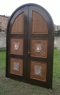 La Porta Santa in un giardino | La Porta Santa nel giardino di Rustavi  | Camilliani