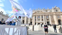 Un bambino sventola la bandiera della GMB / Credit GMB