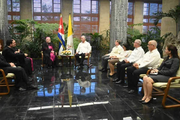 L'arcivescovo Gallagher con il presidente di Cuba Díaz-Canel, L'Avana, 5 giugno 2025 / X @Terzaloggia