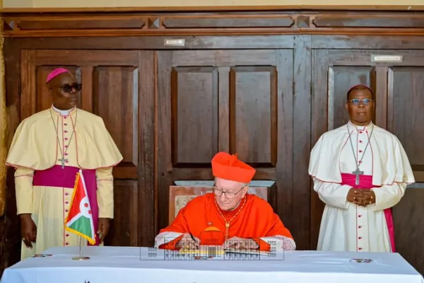 Il cardinale Parolin firma i sette accordi tra Burundi e Santa Sede, Burundi, 13 agosto 2025 / da X
