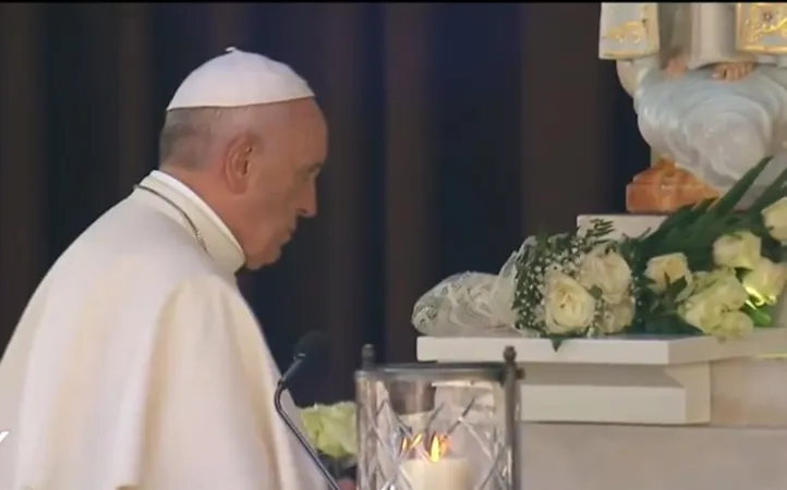 Il Papa davanti alla immagine di Maria  |  | CTV