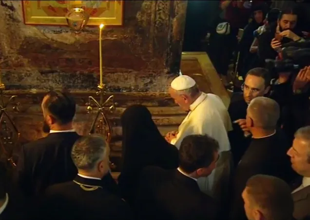 Il Papa e il Patriarca davanti all' edicola di Santa Sindonia | | CTV