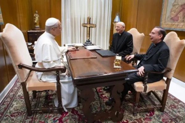 Il prelato dell'Opus Dei, monsignor Ocáriz, con monsignor Mariano Fazio all'incontro con Leone XIV / Vatican Media / Opus Dei