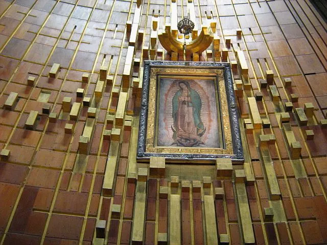 La tilma custodita nel santuario mariano