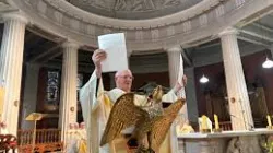 L'arcivescovo Farrell di Dublino legge il decreto che garantisce alla pro-cattedrale St. Mary il titolo di cattedrale / da FB