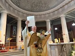Dermot Farrell | L'arcivescovo Farrell di Dublino legge il decreto che garantisce alla pro-cattedrale St. Mary il titolo di cattedrale | da FB