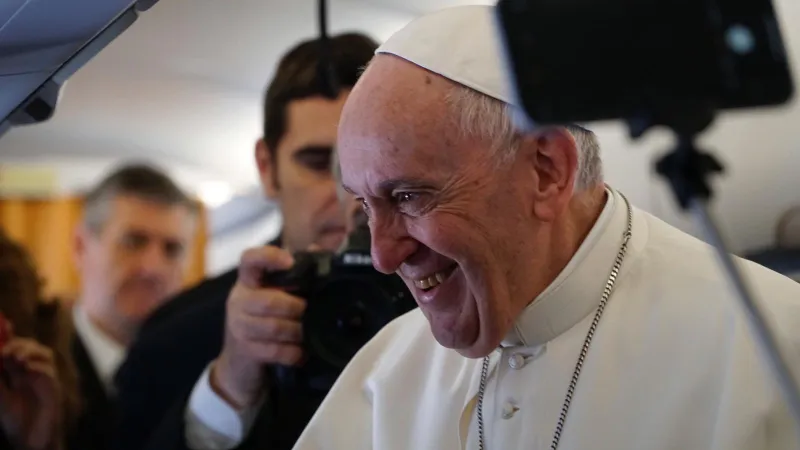 Papa Francesco sull'aereo che lo ha portato in Marocco |  | Alan Holdren CNA