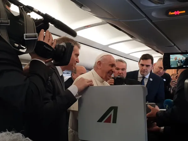 Papa Francesco sul volo per Sofia | | Andrea Gagliarducci ACI Stampa