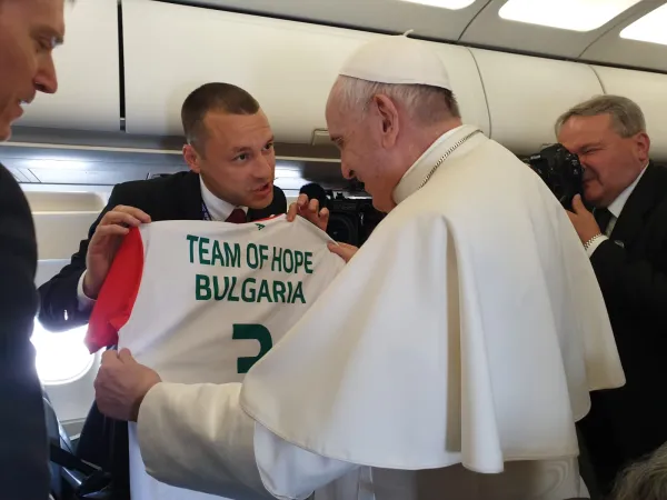 Papa Francesco sul volo per Sofia | | Andrea Gagliarducci ACI Stampa