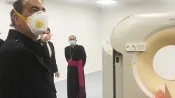 L'arcivescovo Delpini mentre visita i locali dell'ospedale Covid 19 , allestito nei padiglioni 1 e 2 della Fiera di Milano / Chiesa di Milano