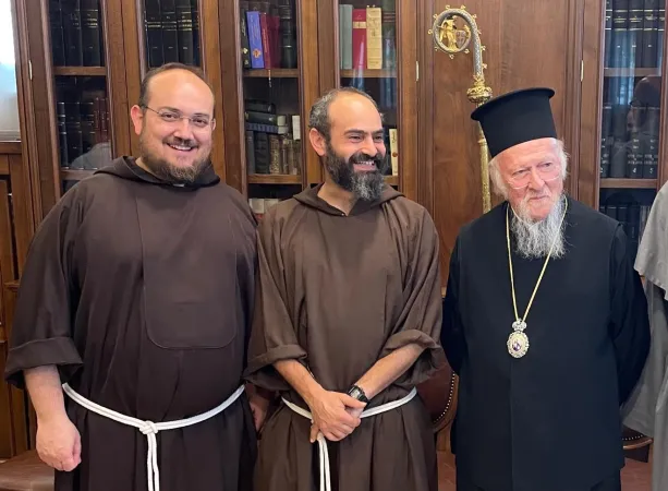 Padre Pugliese, al centro; a sinistra della foto, il patriarca Bartolomeo | Padre Pugliese, al centro; a sinistra della foto, il patriarca Bartolomeo | Credit P.P