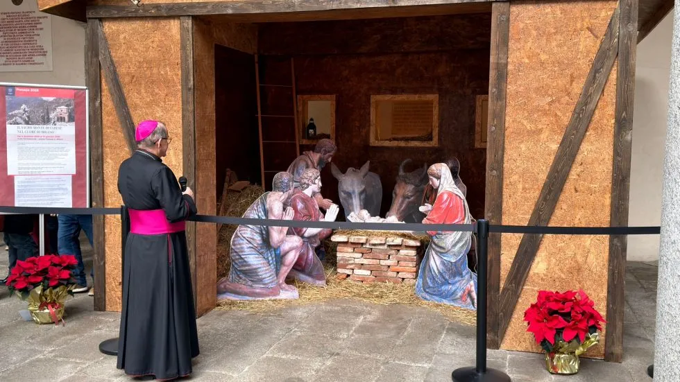 L'Arcivescovo Delpini davanti al presepe