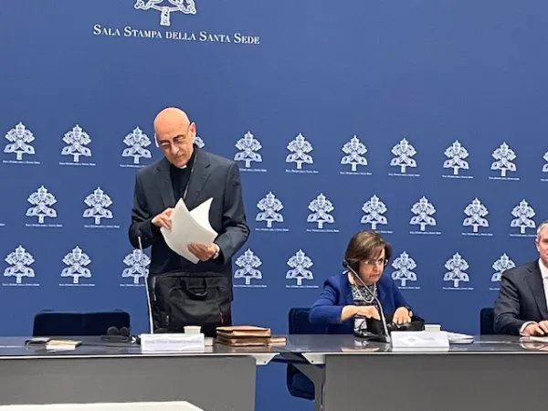 La conferenza stampa per la presentazione di Dignitas infinita |  | AA