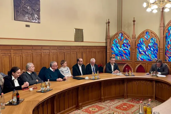 Una riunione del gruppo di preghiera parlamentare ungherese / Parlamentiimacsoport