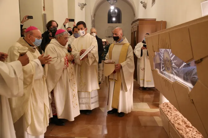 Monsignor Semeraro davanti alla tomba di Carlo Acutis |  | Diocesi di Assisi - Nocera Umbra - Gualdo Tadino