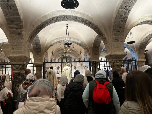 Pellegrini pregano sulla tomba di San Nicola | | VG / ACI Stampa