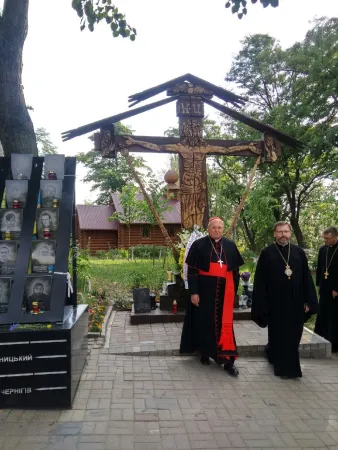 Il Cardinale Sandri in Ucraina | Il Cardinale Sandri in visita al monumento del Maidan, accompagnato dall'Arcivescovo Maggiore della Chiesa Greco-Cattolica, Sviatoslav Shevchuk, Kiev, 11 luglio 2017 | Congregazione delle Chiese Orientali