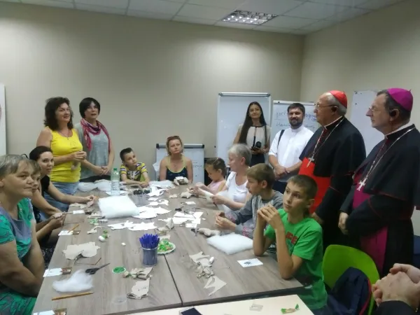 Il Cardinale Sandri in Ucraina | Il Cardinale Sandri in visita nel Centro Caritas di Kharkiv. Al suo fianco, il nunzio Claudio Gugerotti | Congregazione delle Chiese Orientali
