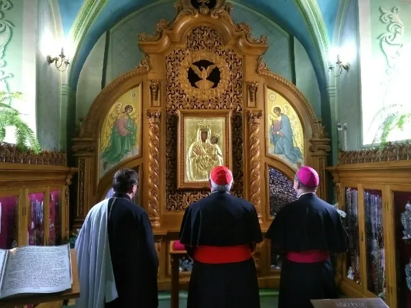 Il Cardinale Sandri in Ucraina | Il Cardinale Sandri, accompagnato dall'arcivescovo Claudio Gugerotti, nunzio in Ucraina, e dall'arcivescovo maggiore della Chiesa Greco-Cattolica Sviatoslav Shevchuk, sosta in preghiera davanti alla Madonna di Zarvanytsia, 15 luglio 2017 | Congregazione delle Chiese Orientali