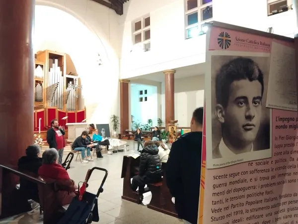 La chiesa romana gremita dai giovani | La chiesa romana gremita dai giovani | Credit AT/ Aci Group