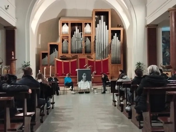 La chiesa romana gremita dai giovani | La chiesa romana gremita dai giovani | Credit AT/Aci Group