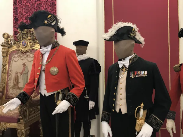 Antiche uniformi degli incaricati della Famiglia Pontificia, Museo di Castelgandolfo  |  | AA