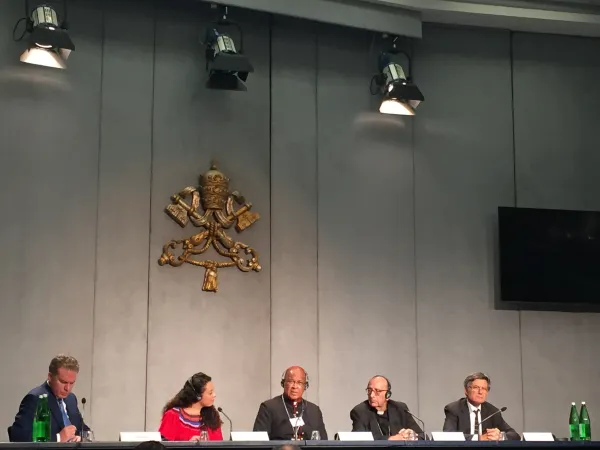 Il briefing con i Cardinali Napier e Omella |  | ACI STAMPA
