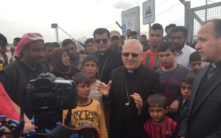 Il Patriarca Sako nei campi rifugiati | Il patriarca Sako in visita ai campi rifugiati vicino Mosul, 3 aprile 2017 | Patriarcato Caldeo