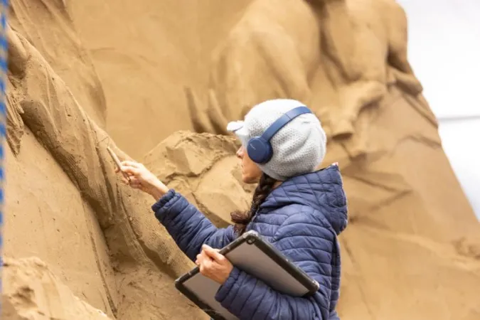 Una scultrice di sabbia |  | https://www.jesolosandnativity.it/jesolo-sand-nativity-2025/