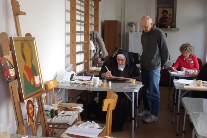 Suor Elisabetta durante il laboratorio di iconografia | | Suor Elisabetta