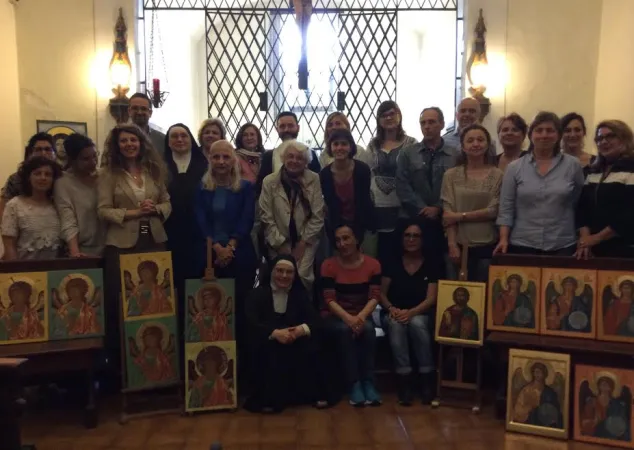 Suor Elisabetta durante il laboratorio di iconografia | | Suor Elisabetta