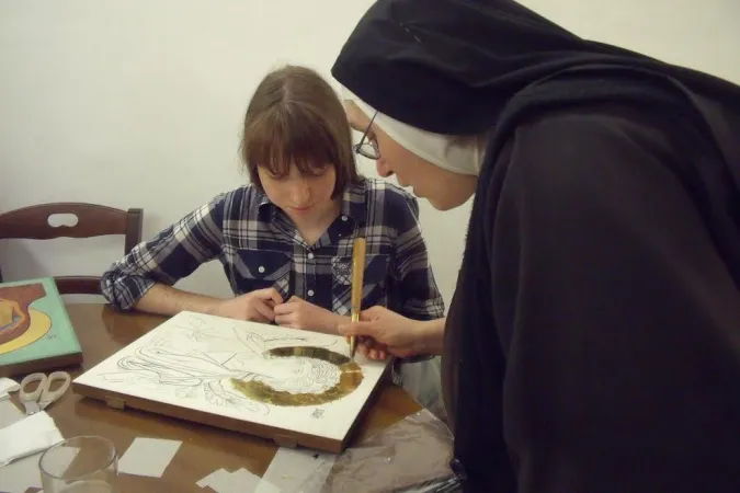 Suor Elisabetta durante il laboratorio di iconografia | | Suor Elisabetta