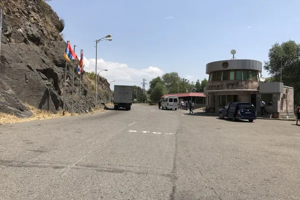 Un checkpoint nel Corridoio di Lachin, fotografato nel 2017 / Wikimedia Commons