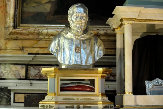 Alcune delle reliquie di San Padre Pio a San Salvatore in Lauro a Roma | | sansalvatoreinlauro.org
