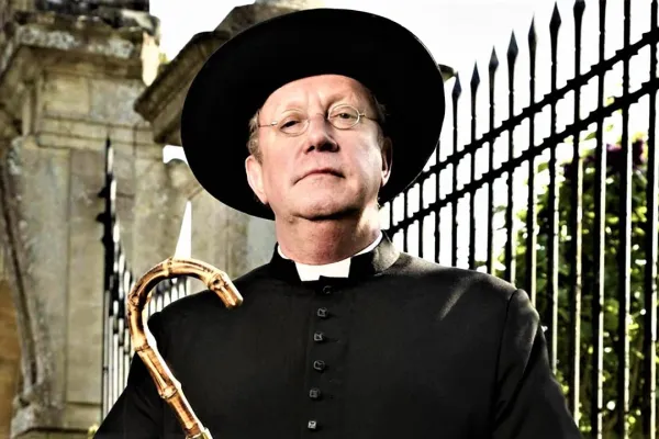 Una immagine di padre Brown dalla serie TV / YouTube