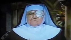 Una immagine di Madre Angelica quando, con una benda sull'occhio, predicava comunque in diretta su EWTN / You Tube screenshot