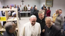 Papa Francesco visita il dormitorio "Dono della Misericordia" / © L'Osservatore Romano Photo
