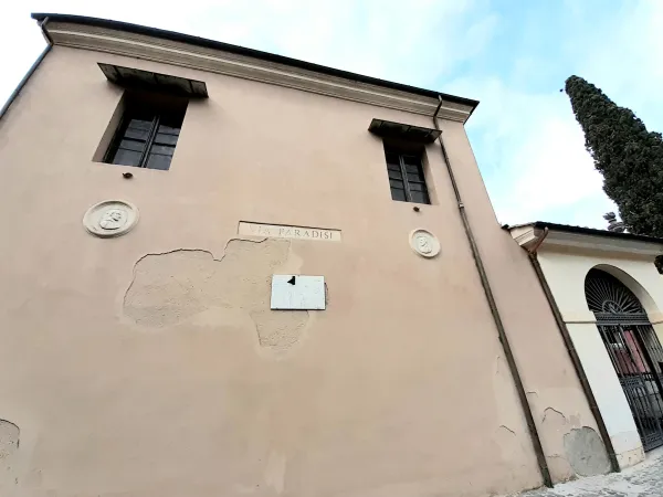 La "chiesoletta" alla Garbatella con le effigi dei due santi | | AT