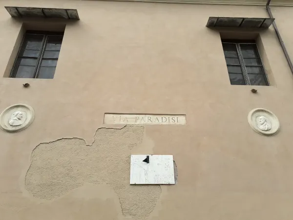 La "chiesoletta" alla Garbatella con le effigi dei due santi | | AT