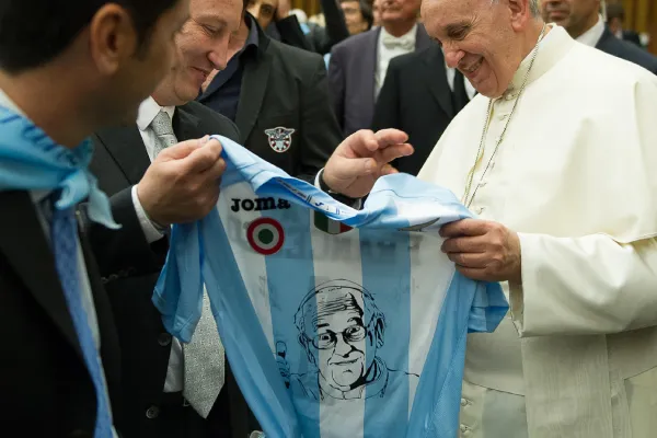 Papa Francesco con una maglia a lui dedicata / © L'Osservatore Romano Foto