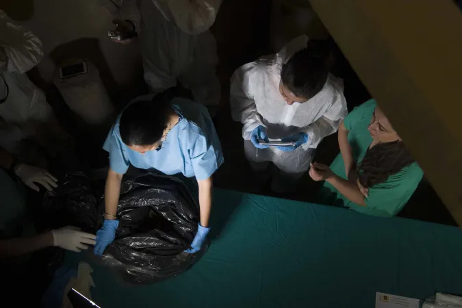 Analisi delle ossa nel Campo Santo Teutonico | Un momento dell'analisi delle ossa al Camposanto Teutonico | Vatican Media / ACI Group