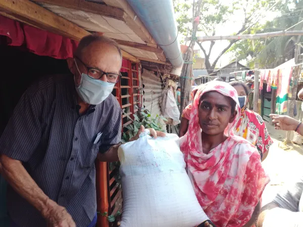 Padre Marcello mentre distribuisce il riso | | Saveriani
