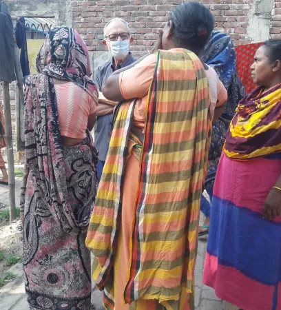 Padre Marcello mentre distribuisce il riso | | Saveriani