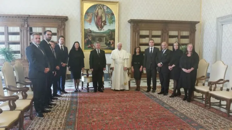 Papa Francesco e il presidente Ivanov | Papa Francesco e il presidente Ivanov con il seguito del presidente | Martha Calderon / ACI Group