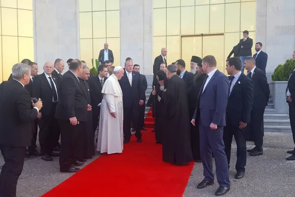 Papa Francesco e il Patriaca Ilia si salutano all'aeroporto di Tbilisi / Akaki Chelidze